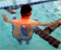 Imagen de una persona flotando en la piscina con la ayuda de una adaptacin basada en rulo de flotacin