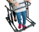 Imagen de una persona utilizando un andador realizado en tubo de PVC