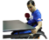 Persona con silla de ruedas jugando al pingpong